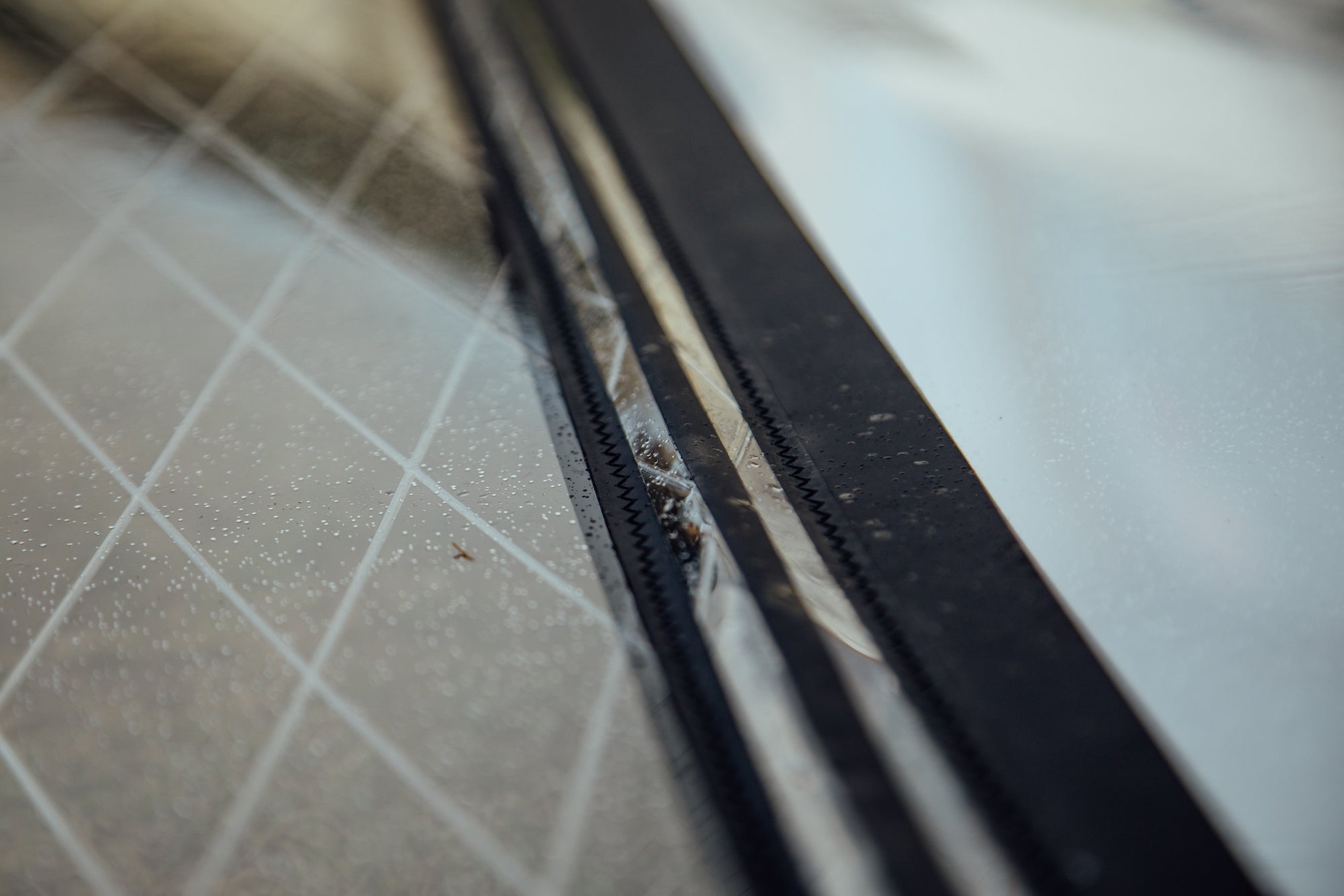 Side-Alternating X-Ply Batten Pockets