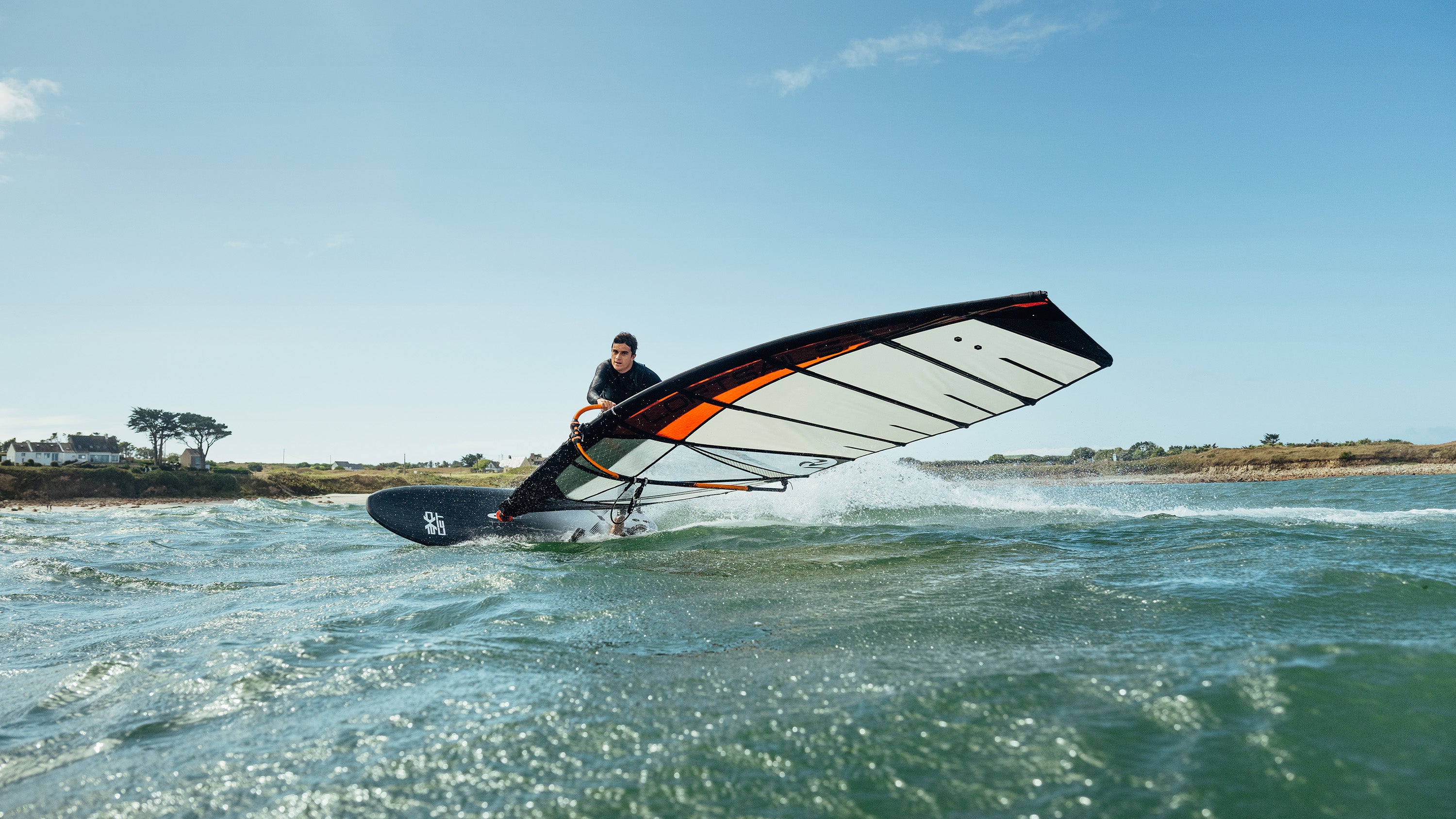 windsurfer gybing wiht a loftsails 2026 racing blade in Brittany 